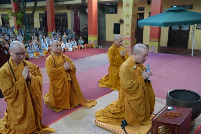 Hòa thượng Thích Bảo Nghiêm và chư Tăng đảnh lễ Tam bảo