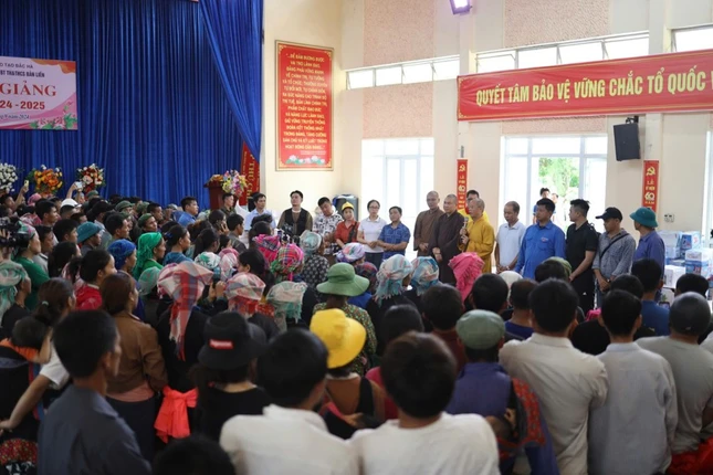 Đại diện đoàn thăm hỏi bà con vùng bão lũ xã Bản Liền