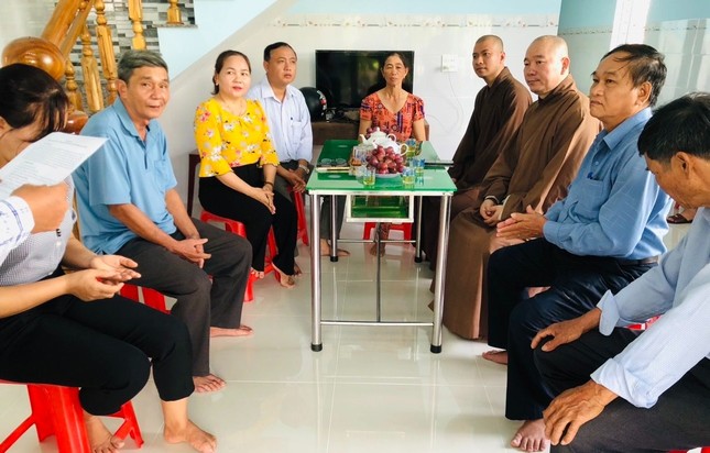 Buổi bàn giao nhà mới cho gia đình bà Cao Thị Nho - Ảnh: T.Đồng Quảng