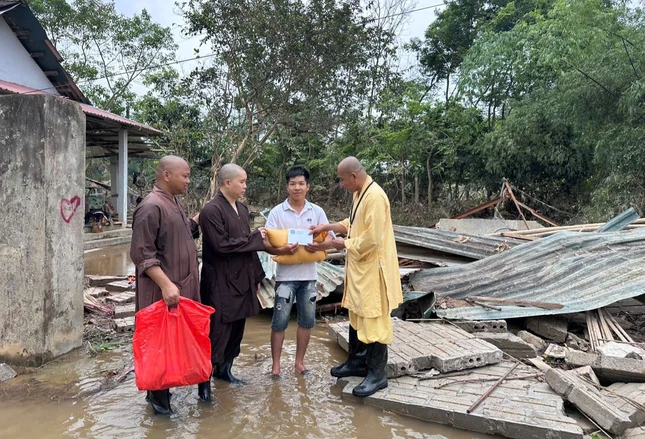 Đoàn từ thiện chia sẻ với gia đình khó khăn tỉnh Yên Bái sau bão lũ, nhiều căn nhà bị sập và nước chưa rút hết