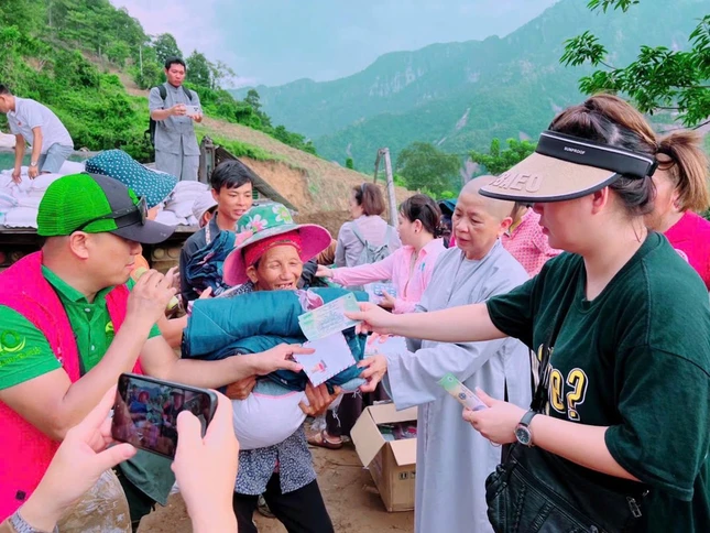 Đoàn trao quà đến đồng bào xã A Mú Sung