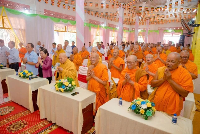 Chư tôn giáo phẩm và đại diện chính quyền dành một phút mặc niệm tưởng nhớ Trưởng lão Hòa thương Dương Nhơn