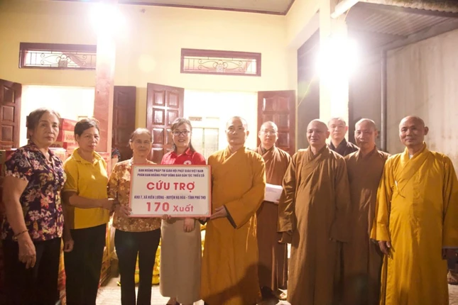 Đoàn trao quà tại xã Hiền Lương