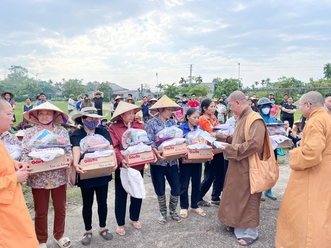 Đại đức Thích Thiện Triều trao quà đến những hộ bị ảnh hưởng nặng nề bởi bão số 3 Đại đức Thích Thiện Triều trao quà đến những hộ bị ảnh hưởng nặng nề bởi bão số 3
