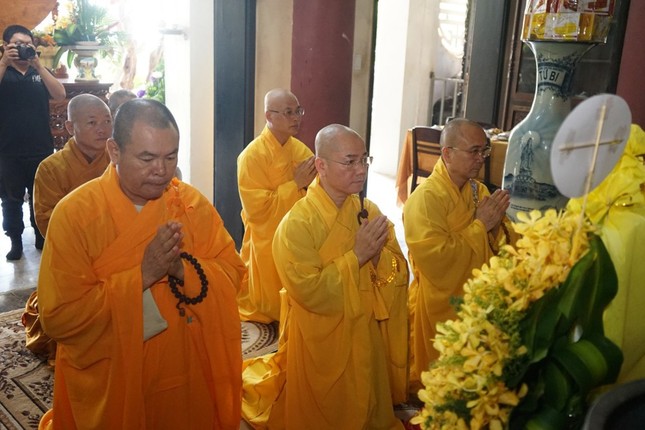 Đại diện môn đồ pháp quyến thành kính tưởng niệm