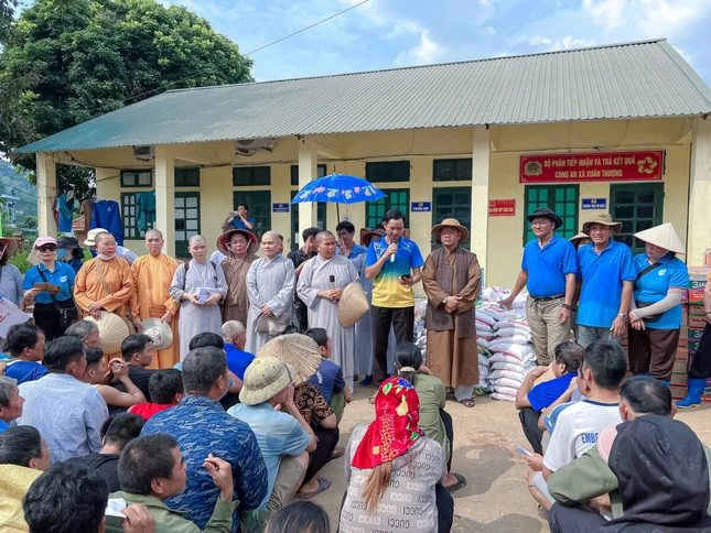 Đoàn trao quà tại tỉnh Lào Cai Đoàn trao quà tại tỉnh Lào Cai