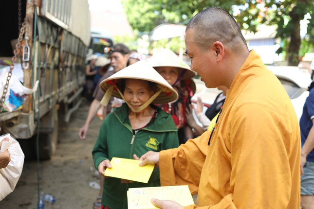 Đại đức Thích Minh Phú trao quà đến các hộ bị ảnh hưởng nặng nề bởi bão số 3 tại tỉnh Yên Bái
