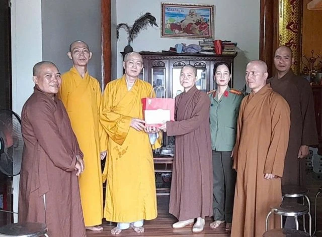 Ban Trị sự H.Thanh Liêm trao quà động viên