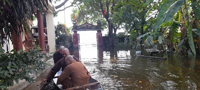Sân chùa ngập sâu phải di chuyển chuyền xuồng