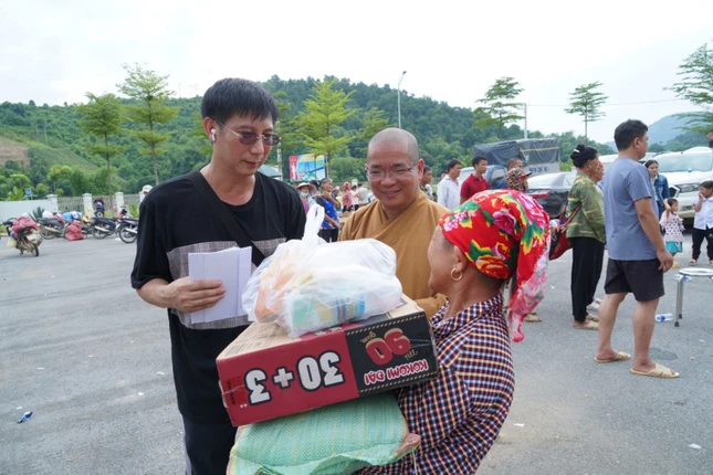 Đại đức Thích Quảng Tráng trao quà