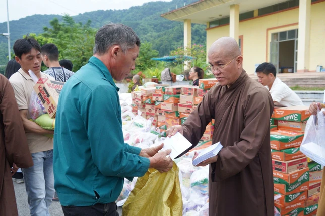 Thượng tọa Thích Quảng Hiền trao quà đến bà con tỉnh Lào Cai