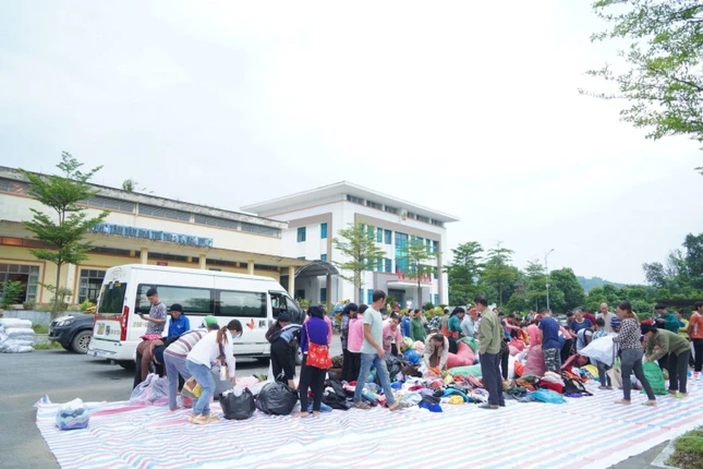 Quần áo của đoàn mang đến