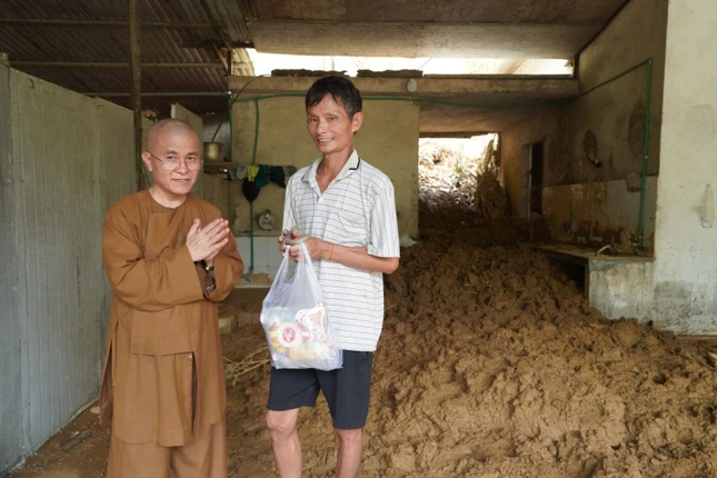 Căn nhà của gia đình trống hoắc sau bão, lũ quét