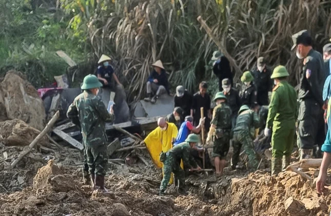 Thượng tọa Thích Vĩnh Phúc cùng đội tìm kiếm tìm những người Làng Nủ còn mất tích Thượng tọa Thích Vĩnh Phúc cùng đội tìm kiếm tìm những người Làng Nủ còn mất tích