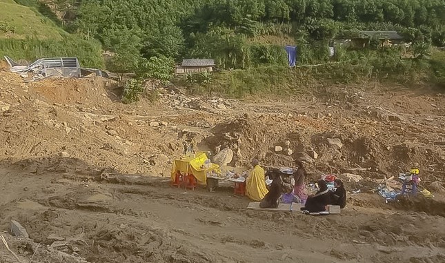 Hỗ trợ gia đình cầu nguyện cho người thân còn mất tích