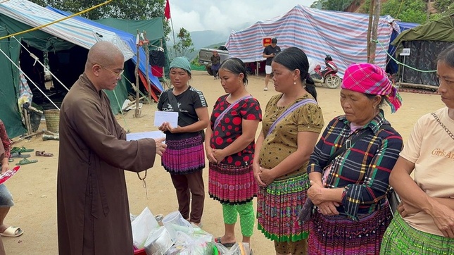 Trao quà đến những gia đình người dân tộc tại địa phương