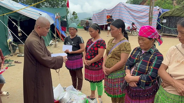 Trao quà đến những gia đình người dân tộc tại địa phương