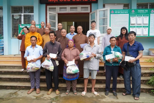 Đoàn tiếp tục đến thăm và tặng phần quà tại xã Thái Giàng Phố