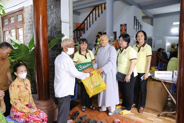 Ni sư Thích nữ Huệ Liên, trụ trì chùa Hội Phước trao quà đến bà con
