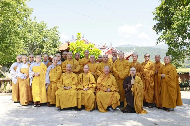 Chụp ảnh lưu niệm sau khóa lễ Tự tứ, kết thúc khóa hậu An cư kiết hạ tại chùa Linh Quang Chụp ảnh lưu niệm sau khóa lễ Tự tứ, kết thúc khóa hậu An cư kiết hạ tại chùa Linh Quang