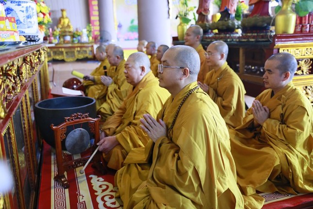 Chư Tăng thực hiện khóa lễ tại chánh điện