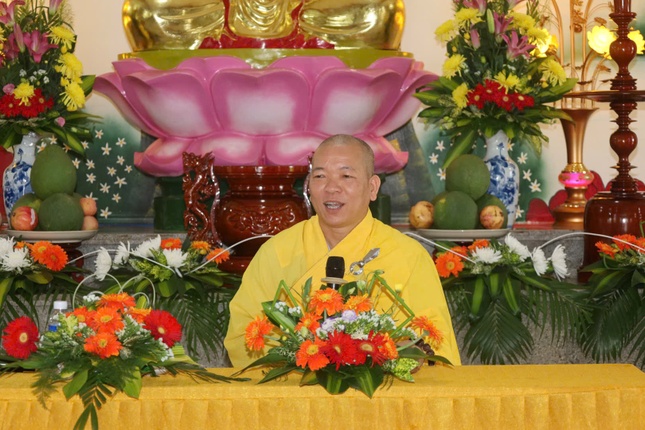 Đại đức Thích Đức Nguyên thuyết giảng đề tài Những lợi ích khi tham gia khóa tu một ngày an lạc