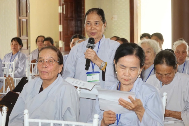 Tu sinh đặt câu hỏi đến chư tôn đức trong Giảng sư đoàn Ban Hoằng pháp GHPGVN tỉnh