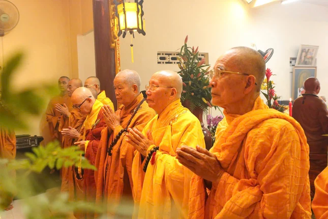 Chư tôn đức thắp nén tâm hương thành kính tưởng niệm