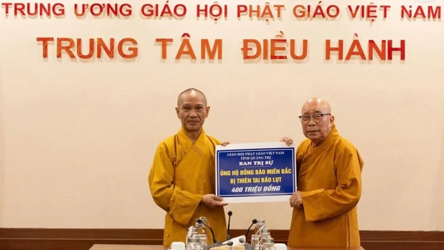 Hòa thượng Thích Thanh Điện, Phó Chủ tịch Hội đồng Trị sự, Phó Thường trực Ban Hướng dẫn Phật tử T.Ư thay mặt T.Ư GHPGVN tiếp nhận ủng hộ