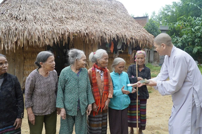 Đoàn trao chia sẻ đến người già xã Hải Phong, H.Hải Lăng, tỉnh Quảng Trị