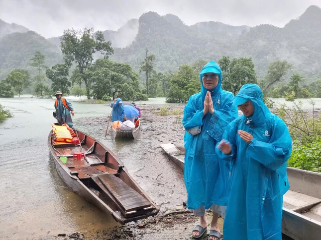Ni trưởng Thích nữ Tâm Nguyệt cùng đoàn di chuyển bằng nhiều phương tiện mới vào được xã Thượng Hóa (H.Minh Hóa, Quảng Bình)