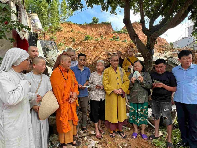 Đoàn Ban Trị sự GHPGVN tỉnh Gia Lai thăm và trao hỗ trợ đến những gia đình bị sập nhà do bão lũ tại xã Phú Thinh, TT.Yên Bình