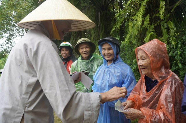 Ni trưởng Thích nữ Tâm Nguyệt trao đến mỗi hộ 2 triệu đồng tiền mặt đến những gia đình bị ngập sâu trong mưa bão