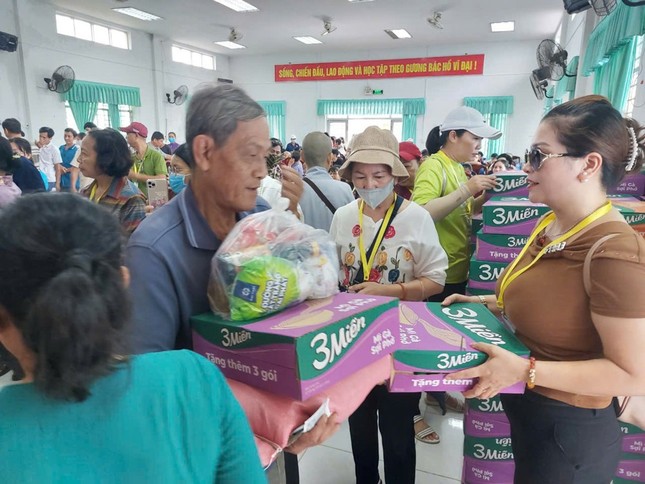 Đoàn trao quà bà con khó khăn vùng bão lũ