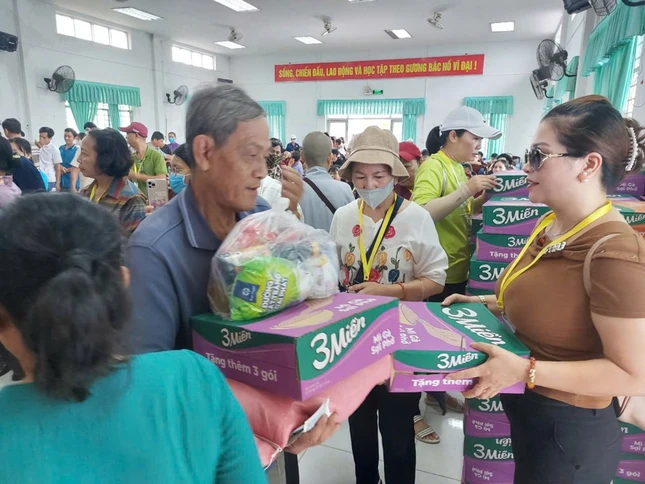 Đoàn trao quà bà con khó khăn vùng bão lũ
