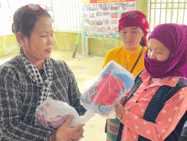 Bà con đang sinh sống tại xã Lũng Pù, H.Mèo Vạc nhận quà của đoàn