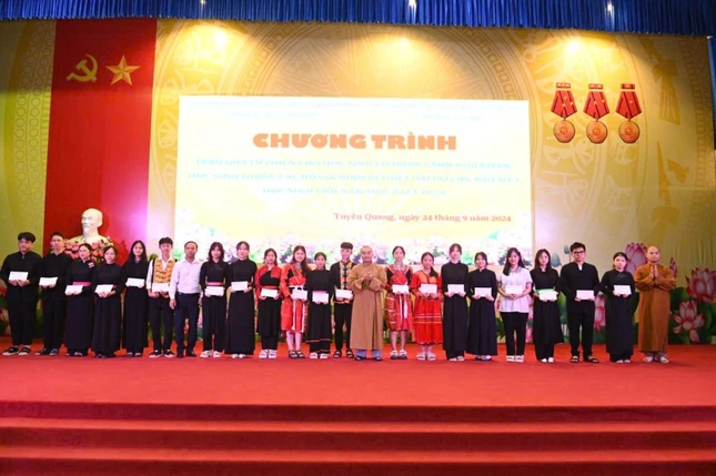 Đoàn từ thiện trao quà hỗ trợ đồng bào bị ảnh hưởng bởi bão số 3