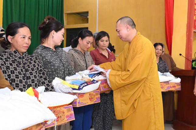 Thượng tọa Thích Tâm Đức trao quà đến người dân vùng bão lũ