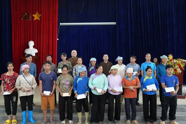 Đoàn trao quà đến đồng bào bị ảnh hưởng nặng nề bởi bão số 3