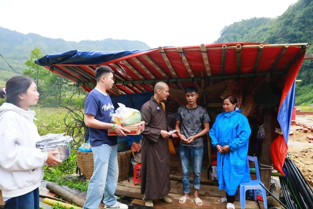 Thăm hỏi, trao quà đến gia đình nhà bị sập do bão số 3