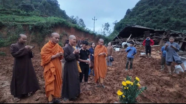 Đoàn cầu nguyện tại nơi đã từng xảy ra sạt lở thuộc xã Ca Thành, H.Nguyên Bình