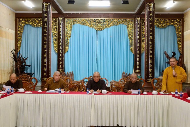 Đại diện Ban Thư ký trình bày các văn kiện