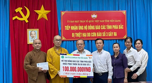 Thượng tọa Thích Quảng Lộc trao bảng ủng hộ đến ông Nguyễn Chí Trung, Ủy viên Ban Thường vụ Tỉnh ủy, Chủ tịch Ủy ban MTTQVN tỉnh Tiền Giang