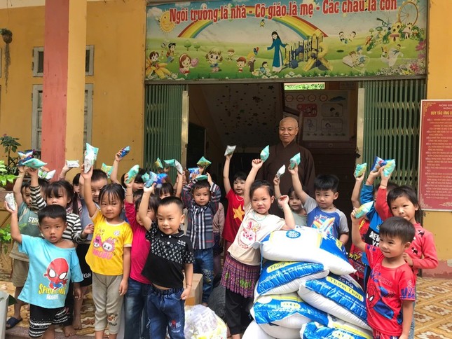 Các em mẫu giáo được nhận quà