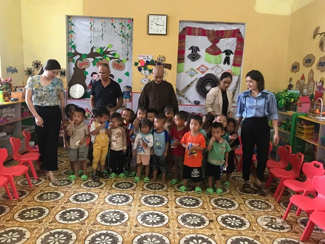 Ni sư Thích Đàm Hợi trao quà đến 4 trường mẫu giáo tại H.Trạm Tấu, tỉnh Yên Bái Ni sư Thích Đàm Hợi trao quà đến 4 trường mẫu giáo tại H.Trạm Tấu, tỉnh Yên Bái