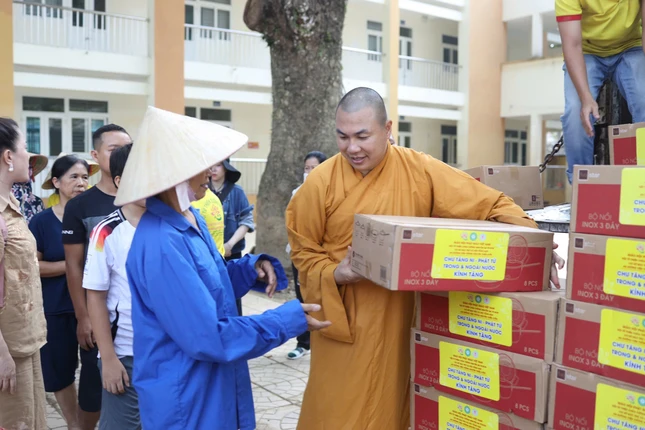 Đại đức Thích Minh Phú trao quà đến người dân vùng bão lũ tỉnh Yên Bái Đại đức Thích Minh Phú trao quà đến người dân vùng bão lũ tỉnh Yên Bái