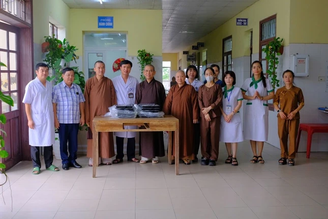 Ban Hoằng pháp Phật giáo tỉnh kết hợp với Ban Trị sự Phật giáo 8 huyện thị xã thành phố trên địa bàn tỉnh, thường xuyên đến các bệnh viện để chia sẻ Phật pháp và trao tặng những suất ăn đến bà con bệnh nhân