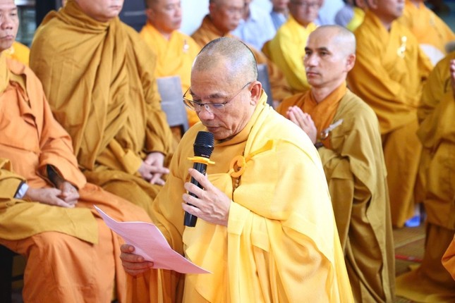 Thượng toạ Thích Huệ Giáo đại diện môn đồ tứ chúng dâng lời tác bạch