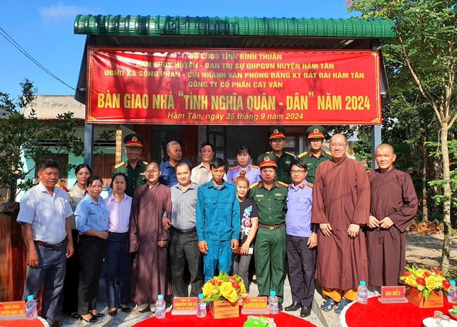 Bàn giao nhà và tặng quà đến gia đình anh Tâm