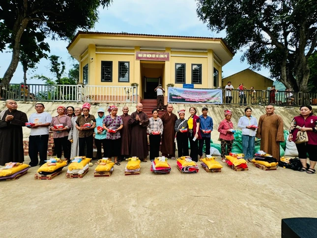 Đoàn trao quà đến bà con bị ảnh hưởng bởi bão số 3, tại H.Bát Xát, tỉnh Lào Cai Đoàn trao quà đến bà con bị ảnh hưởng bởi bão số 3, tại H.Bát Xát, tỉnh Lào Cai